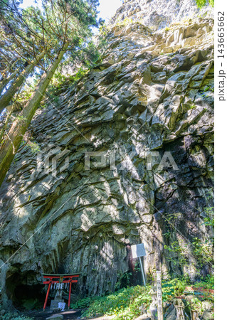 群馬県子持山の屏風岩 新緑とそびえ立つ巨岩の絶景 群馬県子持山の屏風岩 新緑とそびえ立つ巨岩の絶景 143665662