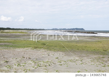 秋の千葉県大原海水浴場 遠くに太東崎を望む 143665748