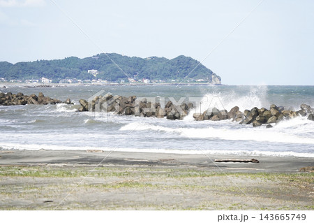秋の千葉県大原海水浴場 遠くに太東崎を望む 143665749