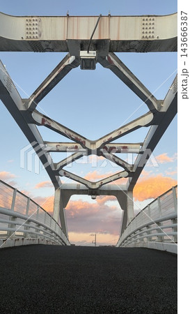 夕空に向かう橋 夕空に向かう橋 143666387