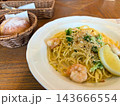 魚介類のオイルパスタとパンのセット 143666554