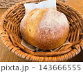 カゴに盛られたパン 143666555