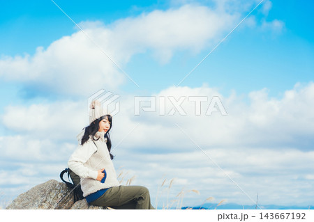 登山で登頂した女性 登山で登頂した女性 143667192