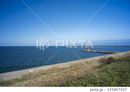 秋晴れの新湊の風景 富山県射水市 秋晴れの新湊の風景 富山県射水市 143667307