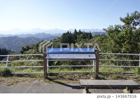 長野県小川村の県道沿いにあるアルプス展望広場 山岳展望図とアルプスの絶景 143667816