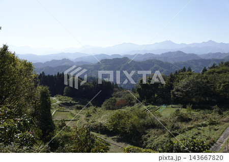 長野県小川村の県道沿いにあるアルプス展望広場からの絶景 長野県小川村の県道沿いにあるアルプス展望広場からの絶景 143667820