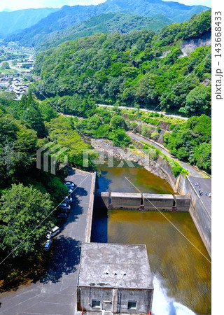 ダムの上から見下ろした風景 ダムの上から見下ろした風景 143668433