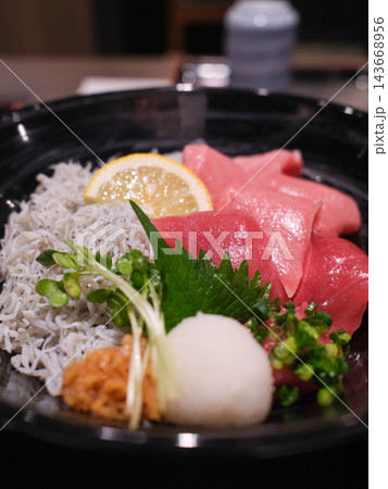 マグロとしらすの海鮮丼のクローズアップ マグロとしらすの海鮮丼のクローズアップ 143668956
