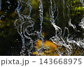 紅葉背景と流れる水 143668975