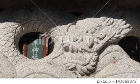 羊神社　蕃塀の彫刻越しに見える拝殿の扁額 143668978