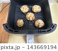 ノンフライヤーで焼いた手作りチキンハンバーグ 143669194