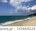 鹿児島県屋久島の青い海と白波が打ち寄せる砂浜の風景 143669224