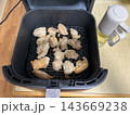 ノンフライヤーで調理した鶏もも肉の手作り唐揚げ 143669238
