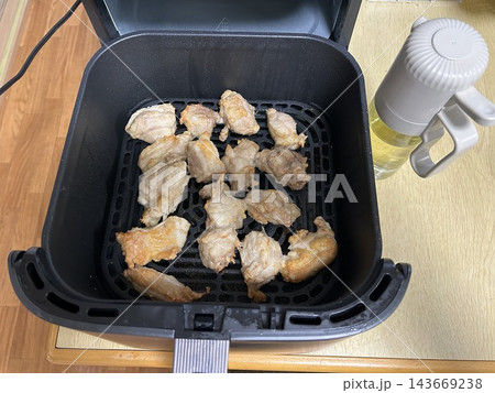 ノンフライヤーで調理した鶏もも肉の手作り唐揚げ 143669238