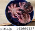 黒い器に盛り付けた吸盤が目立つゆでダコの俯瞰写真 143669327