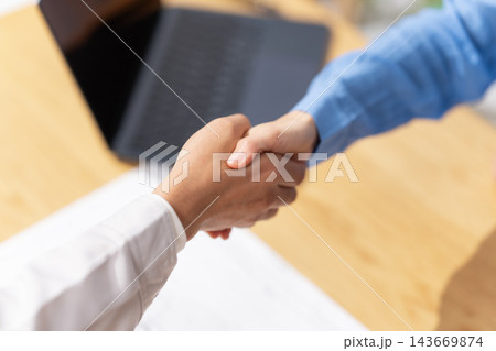 男性　女性　握手 143669874