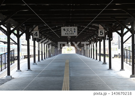レトロな駅舎のホーム（福岡・門司港駅） 143670218
