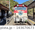 接岨峡温泉駅に停車中のアプト式記念ヘッドマーク付き車両 143670673