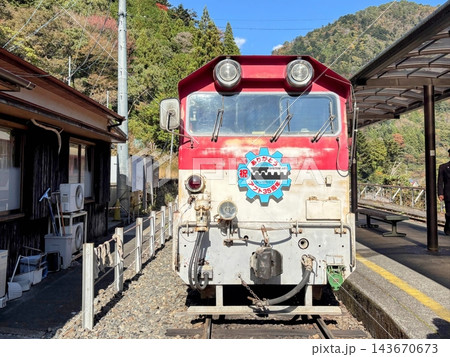 接岨峡温泉駅に停車中のアプト式記念ヘッドマーク付き車両 接岨峡温泉駅に停車中のアプト式記念ヘッドマーク付き車両 143670673