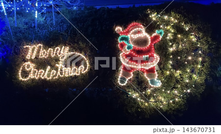 クリスマスのイルミネーション、サンタクロース クリスマスのイルミネーション、サンタクロース 143670731