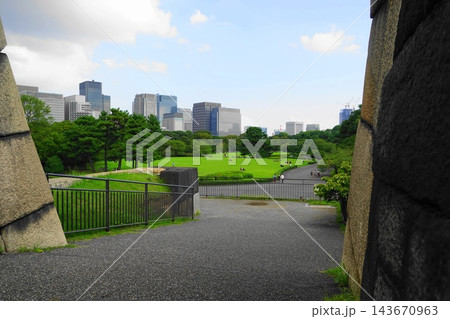 天守台から見た本丸跡方面と高層ビル群 8月皇居東御苑19天守台 天守台から見た本丸跡方面と高層ビル群 8月皇居東御苑19天守台 143670963