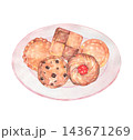 お皿に乗ったクッキーの水彩イラスト 143671269