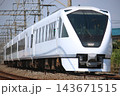 東武日光線を走行する車両 143671515