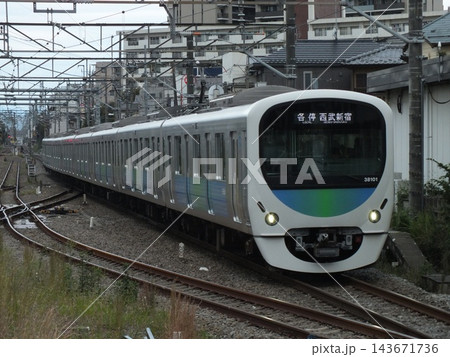 田無駅に到着する西武鉄道30000系「スマイルトレイン」 田無駅に到着する西武鉄道30000系「スマイルトレイン」 143671736