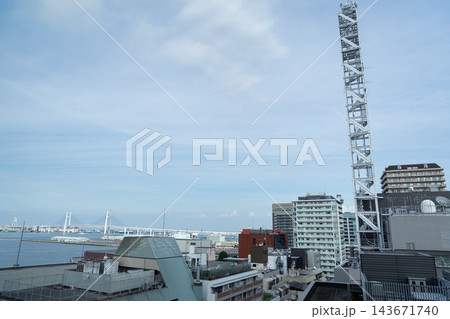 横浜港のベイブリッジと高層建築や鉄塔が並ぶ都市の街並みを見渡す風景 横浜港のベイブリッジと高層建築や鉄塔が並ぶ都市の街並みを見渡す風景 143671740