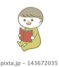 絵本を読む子供　黄色 143672035
