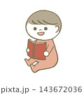 絵本を読む子供　ピンク 143672036