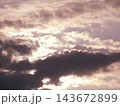 雲の隙間から見える太陽 143672899