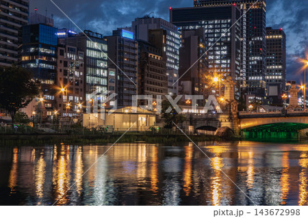 美しい歴史的建造物の橋と近代的なビル群が織りなす夜景 美しい歴史的建造物の橋と近代的なビル群が織りなす夜景 143672998