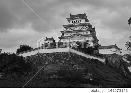 姫路城の天守閣とモノクロイメージ 姫路城の天守閣とモノクロイメージ 143673148