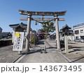 富山県氷見市　日宮神社の参道と鳥居 143673495