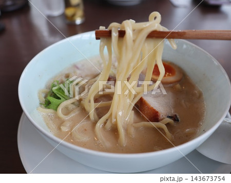 箸で持ち上げたラーメンの麺 143673754