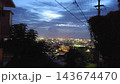 青い空から夜へ移り変わる時間 143674470