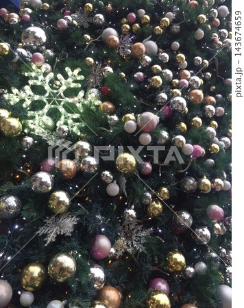 カラフルなクリスマスツリー 143674659