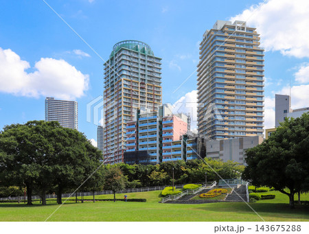 幕張海浜公園と高層マンション街 143675288