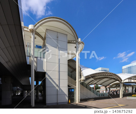 海浜幕張駅南口の広場と曲線のアーチ屋根 海浜幕張駅南口の広場と曲線のアーチ屋根 143675292