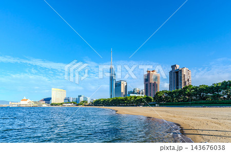 広い青空と福岡タワーを望む百道浜の海岸風景 広い青空と福岡タワーを望む百道浜の海岸風景 143676038