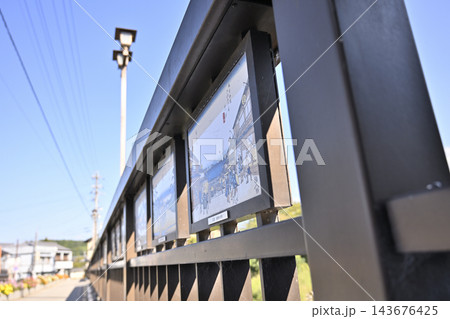浮世絵が描かれた岐阜県の阿木川に架かる大井橋(欄干) 浮世絵が描かれた岐阜県の阿木川に架かる大井橋(欄干) 143676425