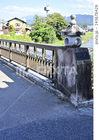 浮世絵が描かれた岐阜県の阿木川に架かる大井橋(欄干) 浮世絵が描かれた岐阜県の阿木川に架かる大井橋(欄干) 143676426