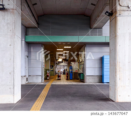高架下にある鉄道駅の入口と自動改札機、黄色い点字ブロックを正面から撮影した駅構内の都市風景写真 高架下にある鉄道駅の入口と自動改札機、黄色い点字ブロックを正面から撮影した駅構内の都市風景写真 143677047