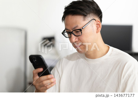 スマートフォンを操作する男性 スマートフォンを操作する男性 143677177