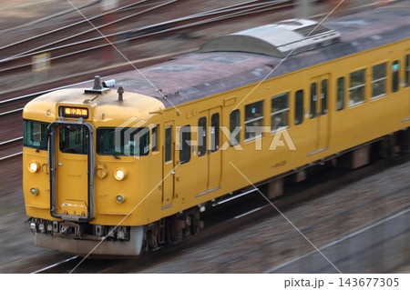 ［JR-W］山陽本線115系電車（伯備線直通） 143677305