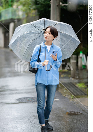 傘をさす女性 傘をさす女性 143677306