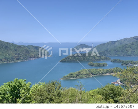 五老スカイタワーから望む舞鶴湾と新緑の山々 五老スカイタワーから望む舞鶴湾と新緑の山々 143678507