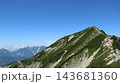 夏の青空にそびえる緑の稜線と山頂、遠くに残雪の山並み 143681360