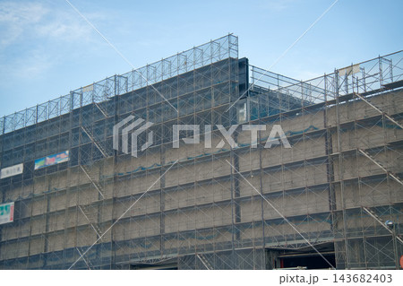 建設中のビルと足場 建設中のビルと足場 143682403
